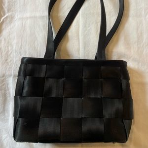 Harvey’s seatbelt bag in black